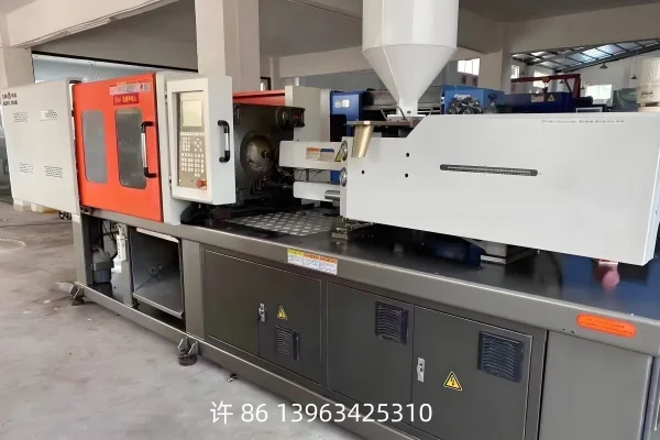 Servo three-plate injection molding machine
